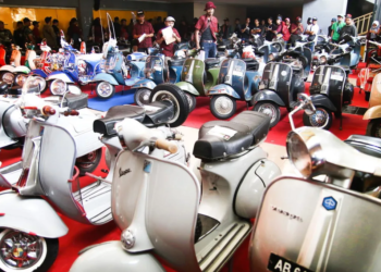 Juri memberikan penilaian terhadap motor Vespa milik peserta kontes di Gor Jayabaya Kota Kediri, Jawa Timur. Kontes motor Vespa yang terbagi dalam 12 kategori tersebut diikuti sejumlah perwakilan klub vespa se-Indonesia. ANTARA FOTO/Prasetia Fauzani