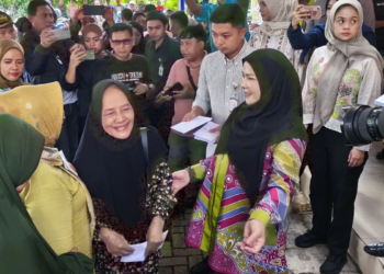 Wali Kota Bandarlampung Eva Dwiana saat menyalurkan bantuan kepada warga terdampak banjir di kecamatan Sukarame. Bandarlampung, Minggu (8/3/2026). ANTARA