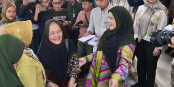 Wali Kota Bandarlampung Eva Dwiana saat menyalurkan bantuan kepada warga terdampak banjir di kecamatan Sukarame. Bandarlampung, Minggu (8/3/2026). ANTARA