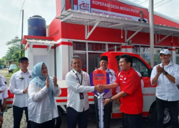 Penyerahkan bantuan kendaraan oprasional kepada ketua Koperasi Merah Putih Bumisari, Natar, Lampung Selatan. ANTARA/HO)