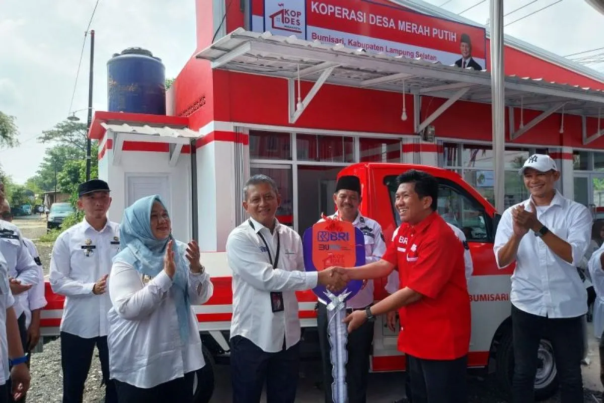 Penyerahkan bantuan kendaraan oprasional kepada ketua Koperasi Merah Putih Bumisari, Natar, Lampung Selatan. ANTARA/HO)