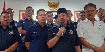 Ketua DPW Partai NasDem Provinsi Lampung, Herman HN bersama jajaran di Kantor DPW Partai NasDem Lampung, Selasa, 14 April 2026. (FOTO: Lampost.co / Triyadi Isworo)