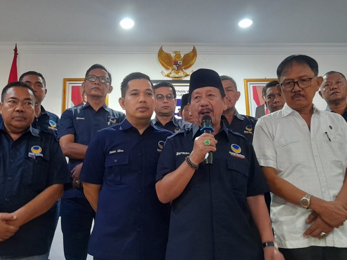 Ketua DPW Partai NasDem Provinsi Lampung, Herman HN bersama jajaran di Kantor DPW Partai NasDem Lampung, Selasa, 14 April 2026. (FOTO: Lampost.co / Triyadi Isworo)