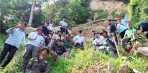 Naik 3 Km ke Lokasi Longsor, Bupati Egi Gerak Cepat Tanam Pohon di Gunung Rajabasa