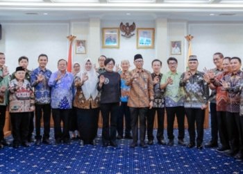 Rapat koordinasi bersama Kementerian Lingkungan Hidup dan seluruh bupati/wali kota se-Lampung di Kantor Gubernur, Jumat (10/4/2026).