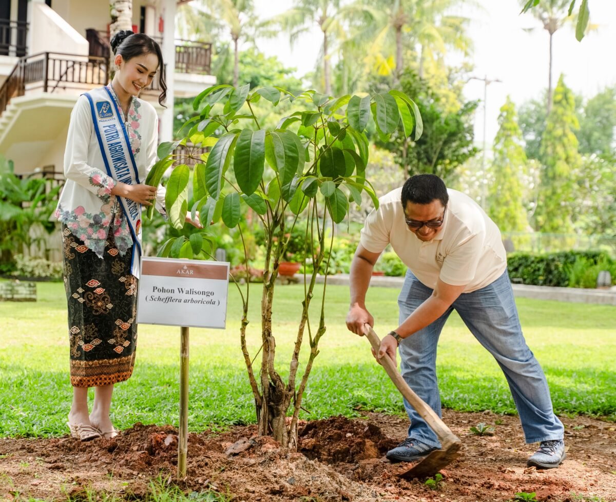 Peringati Hari Bumi 2026, Akar Hotel and Resort Lampung Tanam Pohon Bersama Putri Agrowisata