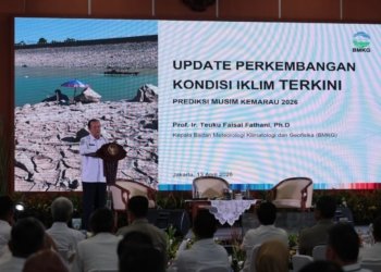 Kepala BMKG, Teuku Faisal Fathani menyampaikan pemaparan saat Rapat Koordinasi Strategi Mitigasi dan Penanggulangan Dampak Musim Kemarau Panjang Tahun 2026, Senin, 13 April 2026. Dok BMKG.