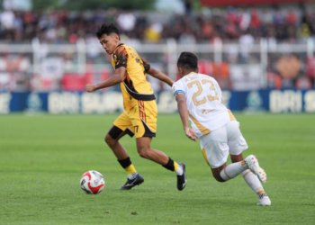 Bek muda Persija, Dony Tri Pamungkas (kiri)