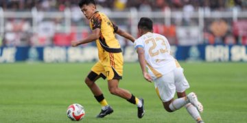 Bek muda Persija, Dony Tri Pamungkas (kiri)