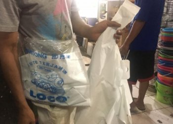 Ilustrasi. Harga kantong plastik melambung sejak awal April 2026.