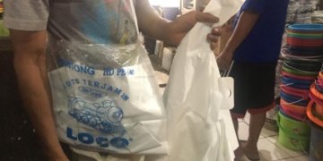 Ilustrasi. Harga kantong plastik melambung sejak awal April 2026.