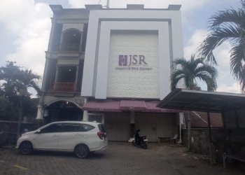 Subdit V Tindak Pidana Tertentu (Tipter) Ditreskrimsus Polda Lampung melakukan penggeledahan toko emas JSR Gold di Jalan Kamboja, Enggal, Bandar Lampung, Kamis, 2 April 2026. (Foto: Lampost.co / Asrul Septian Malik)