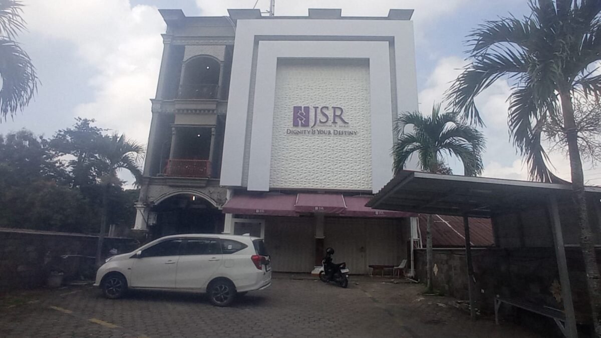 Subdit V Tindak Pidana Tertentu (Tipter) Ditreskrimsus Polda Lampung melakukan penggeledahan toko emas JSR Gold di Jalan Kamboja, Enggal, Bandar Lampung, Kamis, 2 April 2026. (Foto: Lampost.co / Asrul Septian Malik)