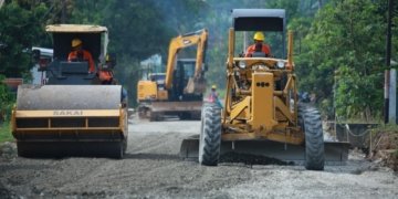 Warga Antusias Sambut Perbaikan Jalan