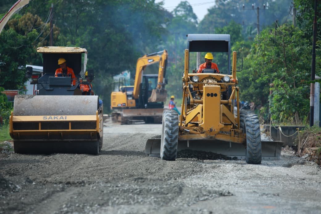 Warga Antusias Sambut Perbaikan Jalan