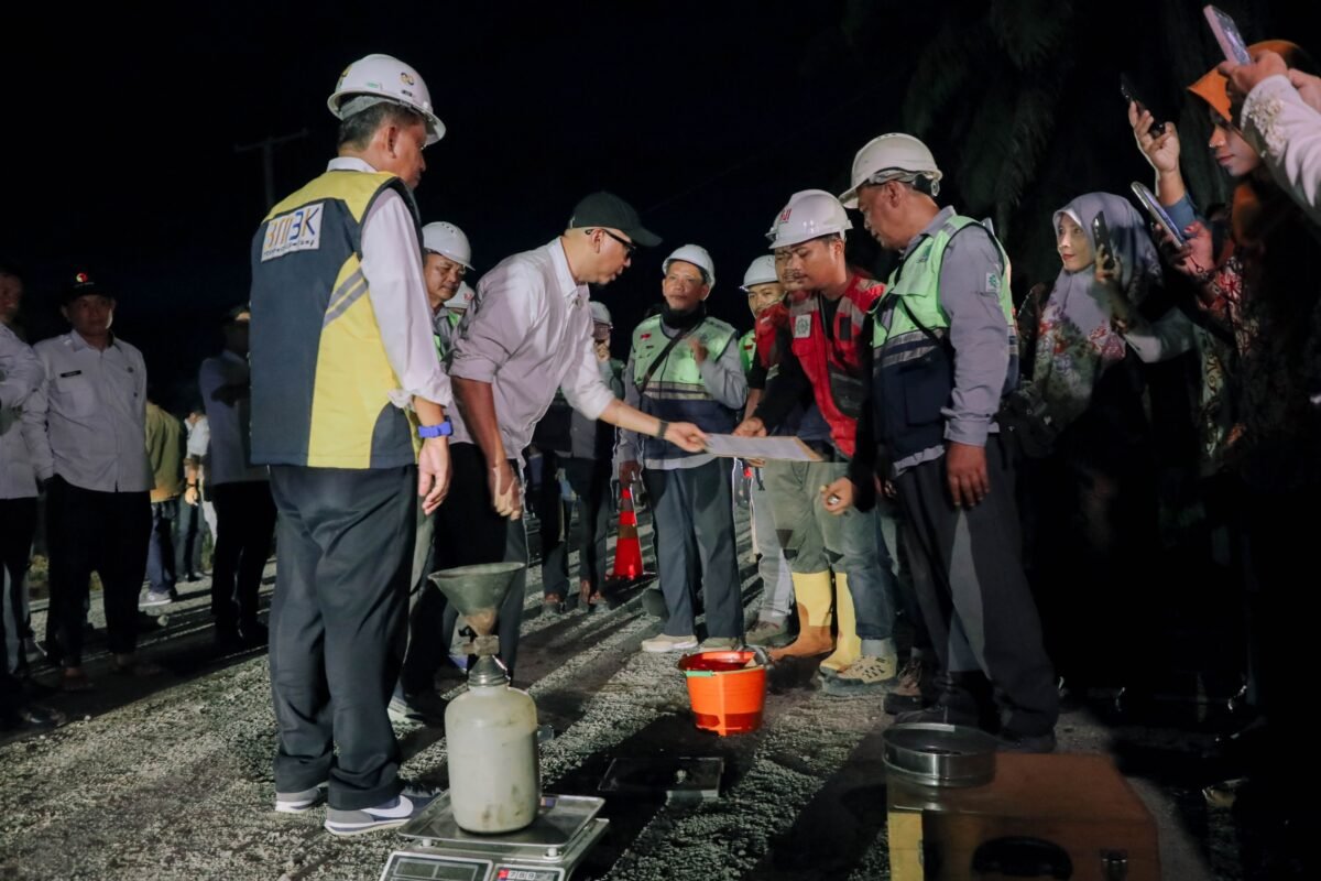 Gubernur Lampung Meninjau Perbaikan Jalan di Way Kanan. Dok Adpim.