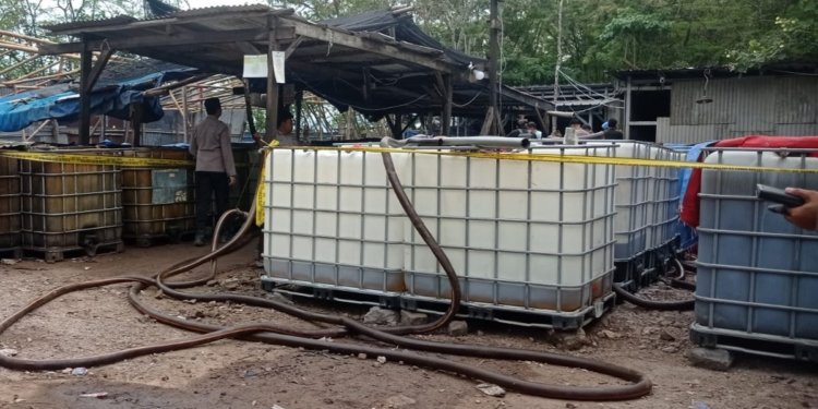 Direktorat Reserse Kriminal Khusus Polda Lampung membongkar praktek penimbunan dan pengolahan BBM ilegal jenis solar di Desa Sukajaya Lempasing, Teluk Pandan, Kabupaten Pesawaran. Foto: Lampost.co / Andi Apriadi