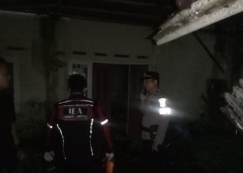 Polisi bersama warga saat mendatangi rumah tempat ditemukannya mayat/dok Polresta Bandar Lampung