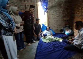 Anggota DPRD Lampung Tengah, Toni Sastra Jaya, menyalurkan bantuan kemanusiaan kepada warga penderita kanker payudara/ Dok. Tedjo Waluyo