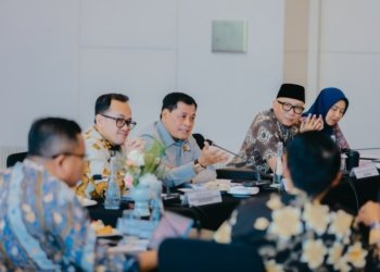 Anggota DPR RI Nurdin Halid saat bersama dengan Gubernur Lampung Rahmat Mirzani Djausal, dalam agenda kunjungan kerja/ Dok Adpim