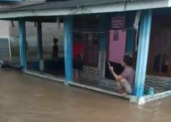 Banjir melanda Pekon Gunung Doh, Kecamatan Bandar Negeri Semuong, Kabupaten Tanggamus, Senin, 13 April 2026.