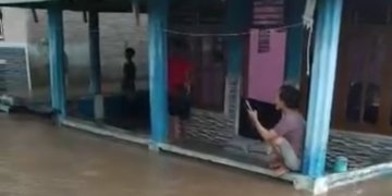 Banjir melanda Pekon Gunung Doh, Kecamatan Bandar Negeri Semuong, Kabupaten Tanggamus, Senin, 13 April 2026.