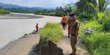 BPBD Tanggamus saat meninjau kondisi banjir/Dok BPBD
