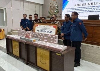 Kejaksaan Tinggi (Kejati) Lampung menuntaskan eksekusi pembayaran uang pengganti dalam perkara tindak pidana korupsi proyek pembangunan jalan tol di Kabupaten Mesuji. (FOTO: Lampost.co / Asrul Septian Malik)