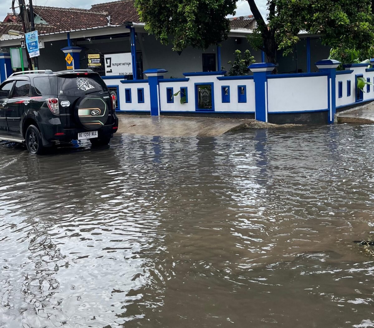 Hujan Deras, Jalan Pembangunan di Kelurahan Way Dadi Direndam Banjir