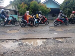 Jalan RA Basyid Rusak Cukup Parah, Warga Keluhkan Kondisi yang Membahayakan