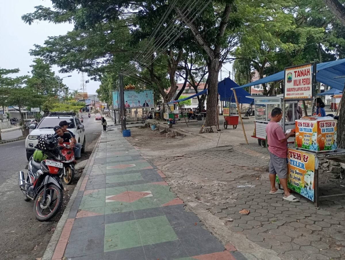Lapangan Pemda Kalianda Jadi Pusat Jajanan Kuliner Kaki Lima Favorit Warga