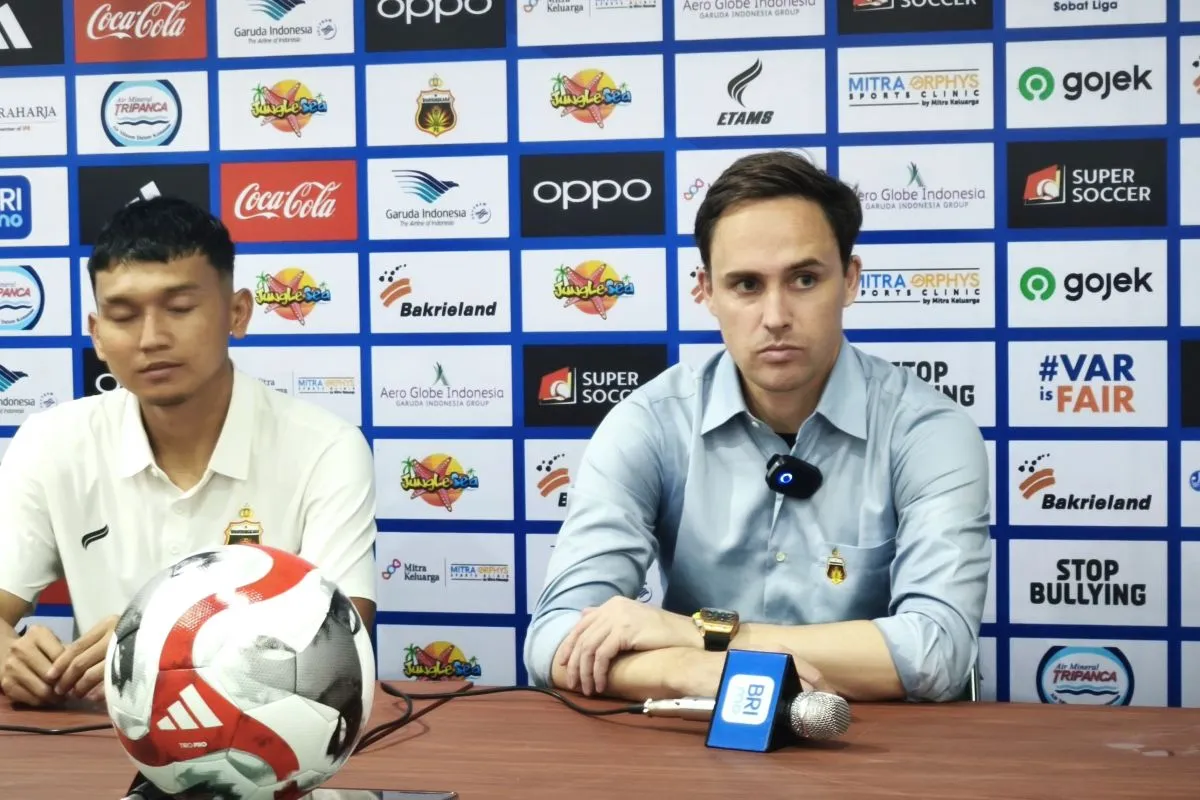 Paul Munster beri keterangan