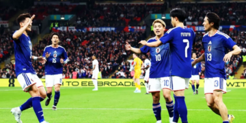 Pemain Jepang merayakan gol