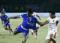 Penyerang Persib Bandung, Ramon Tanque (kiri)