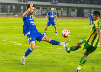 Pesepak bola Persib Bandung Frans Putros (kiri)