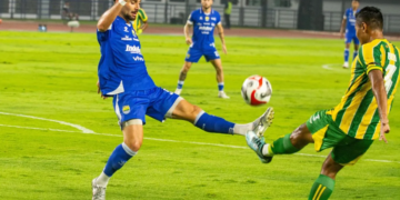 Pesepak bola Persib Bandung Frans Putros (kiri)