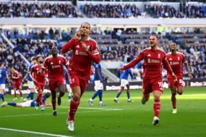 Sundulan Menit Akhir Van Dijk Pastikan Liverpool Bungkam Everton