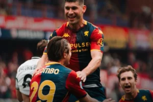 Sassuolo Tumbang di Markas Genoa, Diwarnai Dua Kartu Merah dan Perjuangan Jay Idzes