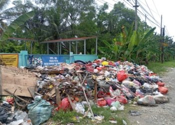 TPS Pasir Putih Meluap, Sampah Hampir Mendekati Badan Jalan Lintas Sumatera