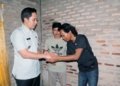 Bupati Lampung Selatan Egi saat menyambangi Abi, korban calo tenaga kerja di Merauke. Dok/Pemkab Lamsel