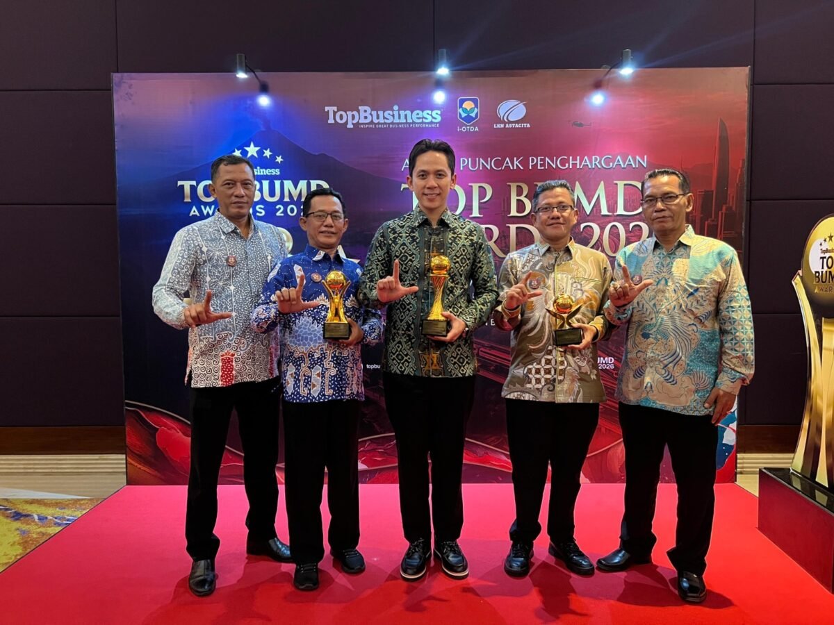 Momen penyerahan penghargaan Top BUMD Awards 2026 dan Top Pembina BUMD 2026 di Dian Ballroom, Hotel Raffles, Jakarta Selatan, Senin (13/4/2026).