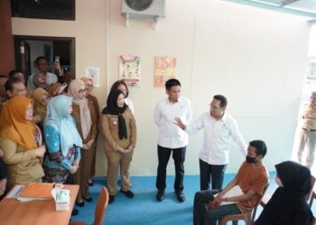 Wali Kota Bandar Lampung Eva Dwiana saat mendampingi Wakil Menteri Kesehatan (Wamenkes) Benjamin Paulus Octavianus bersama Wakil Menteri Dalam Negeri (Wamendagri) Akhmad Wiyagus melakukan kunjungan ke Puskesmas Wayhalim, Selasa (14/4/2026). Kunjungan ini pun turut didampingi Wakil Gubernur Lampung Jihan Nurlela.
