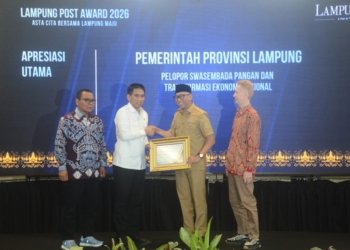 Gubernur Lampung, Rahmad Mirzani Djausal menerima penghargaan Lampung Post Award "Asta Cita Bersama Lampung Maju" kategori Pelopor Swasembada Pangan dan Transformasi Ekonomi Nasional di Hotel Emersia Bandar Lampung, Selasa, 14 April 2026. Lampost.co/Hendrivan