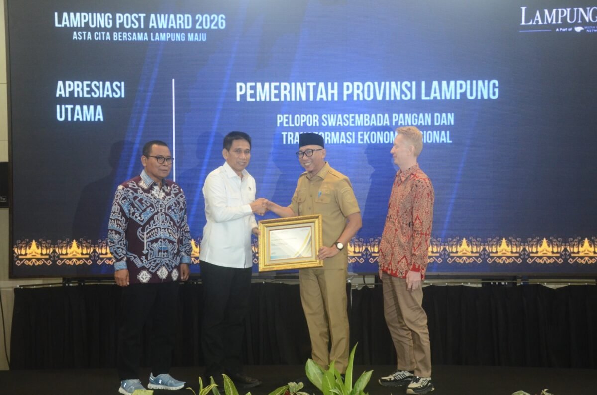 Gubernur Lampung, Rahmad Mirzani Djausal menerima penghargaan Lampung Post Award "Asta Cita Bersama Lampung Maju" kategori Pelopor Swasembada Pangan dan Transformasi Ekonomi Nasional di Hotel Emersia Bandar Lampung, Selasa, 14 April 2026. Lampost.co/Hendrivan