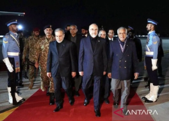 Delegasi tingkat tinggi Iran untuk pembicaraan negosiasi dengan Amerika Serikat yang dipimpin oleh Ketua Parlemen Mohammad Baqer Qalibaf (tengah) tiba di Islamabad, Pakistan, Sabtu (11/4/2026). ANTARA/Xinhua/aa.