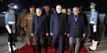 Delegasi tingkat tinggi Iran untuk pembicaraan negosiasi dengan Amerika Serikat yang dipimpin oleh Ketua Parlemen Mohammad Baqer Qalibaf (tengah) tiba di Islamabad, Pakistan, Sabtu (11/4/2026). ANTARA/Xinhua/aa.