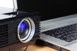 Cara Menghubungkan Laptop ke Proyektor, Cepat Tanpa Ribet