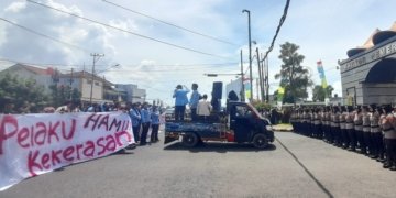 Mahasiswa Lampung menggelar aksi di depan Kantor DPRD Provinsi Lampung, Selasa, 7 April 2026. Aksi tersebut menuntut beberapa poin mulai dari solidaritas aktivis Andrie Yunus dan berbagai kasus di Lampung. (Foto: Lampost.co / Triyadi Isworo)