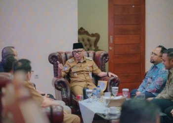 pertemuan Gubernur Lampung Rahmat Mirzani Djausal dengan Pertamina Patra Niaga Regional Sumbagsel di Bandara Radin Inten II, Senin (6/4/2026).