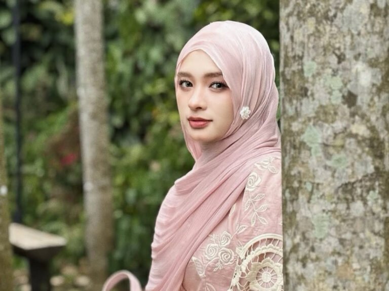 Inara Rusli Bawa Anak-Anak Jenguk Bayi Virgoun dan Lindi Fitriyana